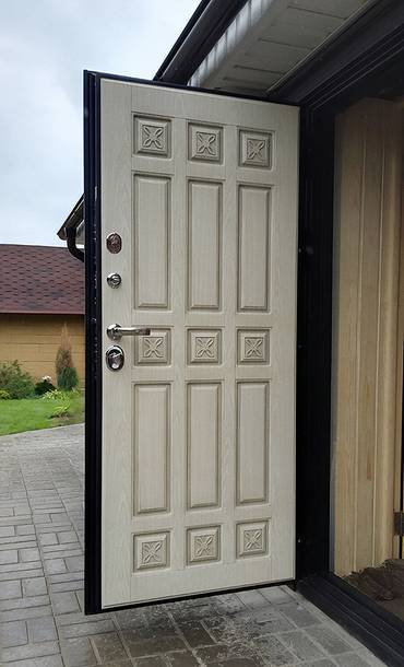 Уличная входная дверь